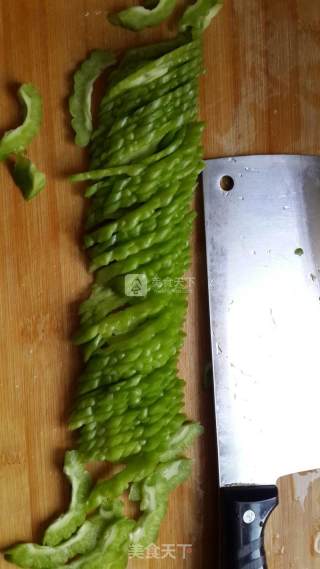 苦瓜炒肉的做法步骤：1
