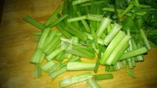 西芹鱼豆腐的做法步骤：1
