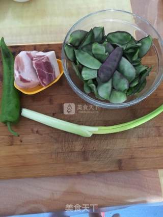 扁豆炒辣椒肉的做法步骤：1