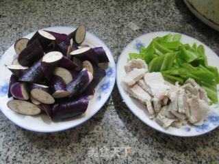 尖椒猪肉炒茄子的做法步骤：1