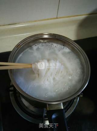 酸菜米线的做法步骤：4