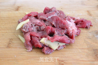 快手菜——菠菜炒牛肉的做法步骤：1