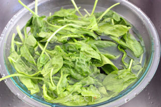 快手菜——菠菜炒牛肉的做法步骤：2