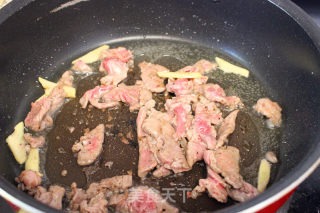快手菜——菠菜炒牛肉的做法步骤：3