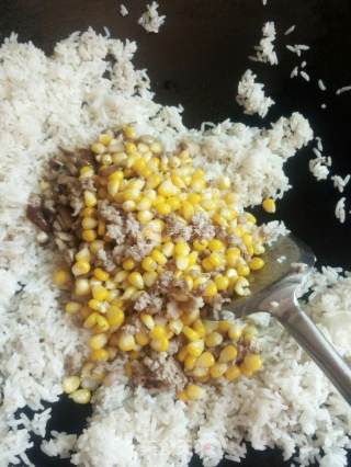 鲜菇玉米炒饭的做法步骤：7