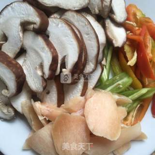 辣椒炒香菇的做法步骤：1