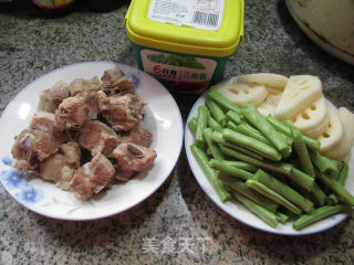 梅豆莲藕煮排骨的做法步骤：1