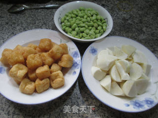 毛豆茭白煮小油豆腐的做法步骤：1
