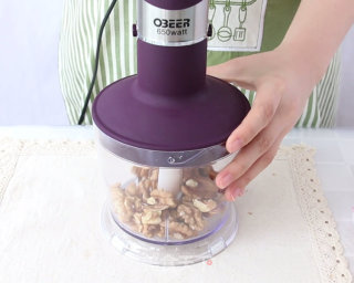 婴儿宝宝辅食——核桃粉的做法步骤：3