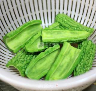 热夏吃点苦---咸蛋苦瓜的做法步骤：1