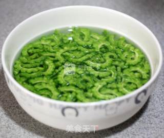 热夏吃点苦---咸蛋苦瓜的做法步骤：3