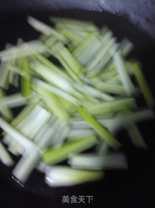凉拌西芹的做法步骤：2