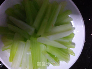凉拌西芹的做法步骤：3