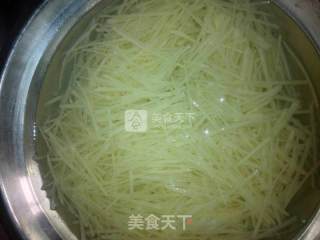 凉拌土豆丝的做法步骤：1