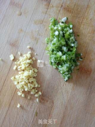 芹菜猪肉馅元宝柳叶水饺的做法步骤：4