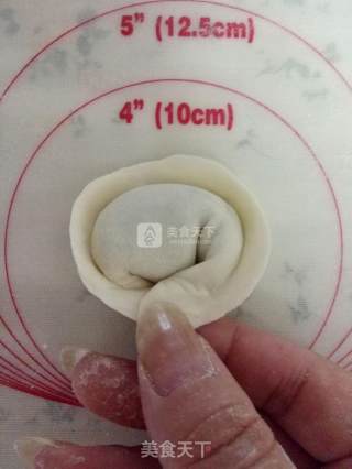 芹菜猪肉馅元宝柳叶水饺的做法步骤：11