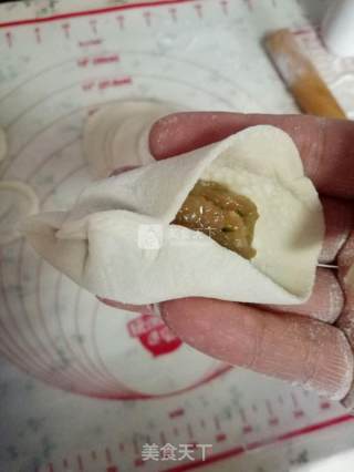芹菜猪肉馅元宝柳叶水饺的做法步骤：12
