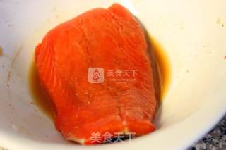 营养晚餐——牛油果沙拉&香煎三文鱼的做法步骤：2