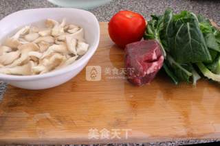 牛肉鲜菇面线的做法步骤：1