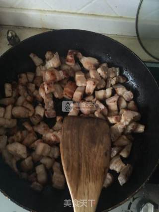 鹌鹑蛋红烧肉的做法步骤：1