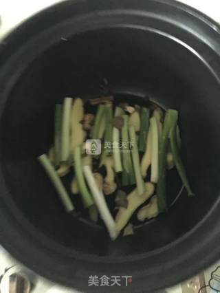 鹌鹑蛋红烧肉的做法步骤：2