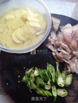 五花肉炒土豆的做法步骤：1