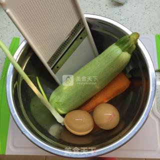西葫芦糊塌子的做法步骤：1
