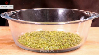 【花生绿豆猪脚汤】夏季的靓汤的做法步骤：2