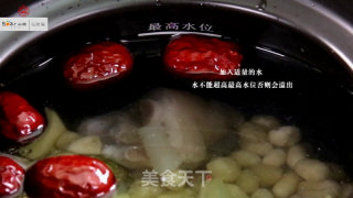 【花生绿豆猪脚汤】夏季的靓汤的做法步骤：3