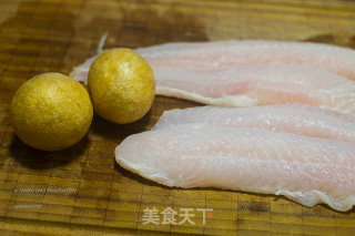 上汤手打鱼肉塞面筋的做法步骤：1
