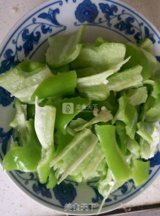 尖椒鸡蛋的做法步骤：1
