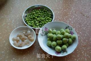 莲子豌豆炒虾仁的做法步骤：1