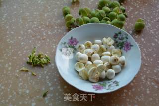 莲子豌豆炒虾仁的做法步骤：3