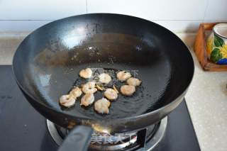 莲子豌豆炒虾仁的做法步骤：6