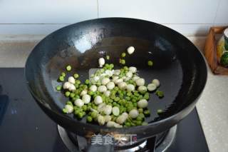 莲子豌豆炒虾仁的做法步骤：7