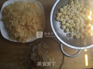莲子茨实雪耳胶的做法步骤：1