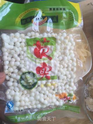 莲子茨实雪耳胶的做法步骤：2