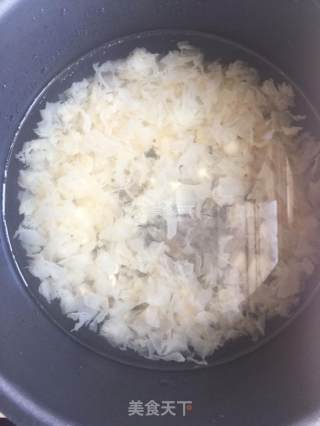 莲子茨实雪耳胶的做法步骤：4