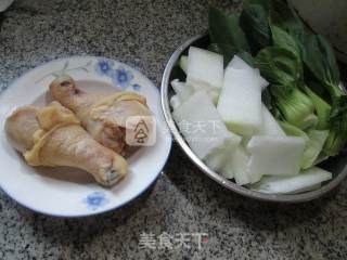 青菜冬瓜鸡腿汤的做法步骤：1