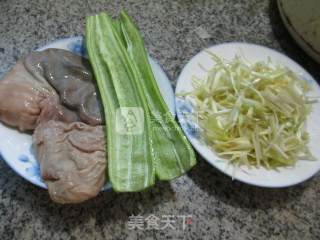 尖椒韭菜芽炒猪肚的做法步骤：1