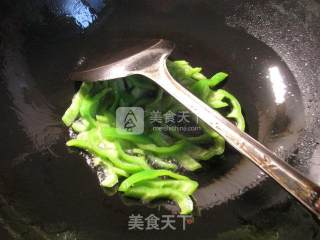 尖椒韭菜芽炒猪肚的做法步骤：3
