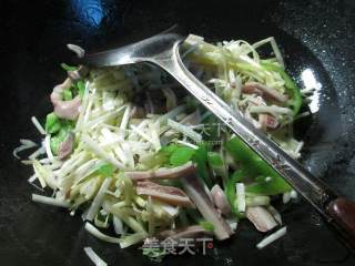 尖椒韭菜芽炒猪肚的做法步骤：4