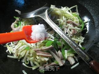 尖椒韭菜芽炒猪肚的做法步骤：6