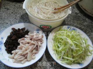 黑木耳猪肉韭菜芽炒面的做法步骤：1