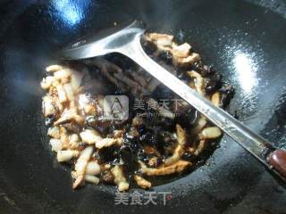 黑木耳猪肉韭菜芽炒面的做法步骤：3