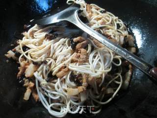 黑木耳猪肉韭菜芽炒面的做法步骤：4