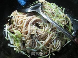 黑木耳猪肉韭菜芽炒面的做法步骤：5