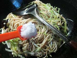 黑木耳猪肉韭菜芽炒面的做法步骤：6