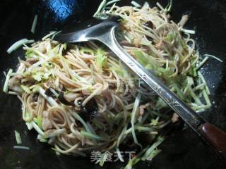 黑木耳猪肉韭菜芽炒面的做法步骤：7