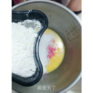韩优空气炸锅——红心火龙果蛋糕的做法步骤：4